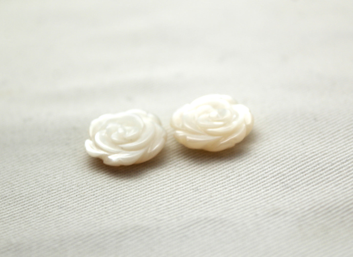 Two Mother of Pearl cabochons Gemstone FLOWER 15MM white