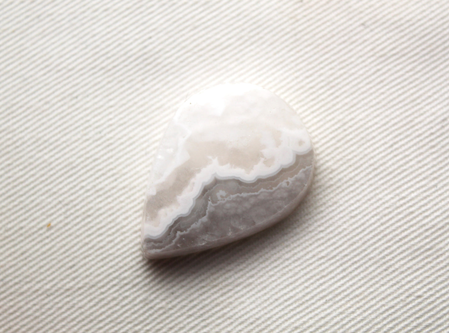 Pandora Agate Cabochon gemstone white pear