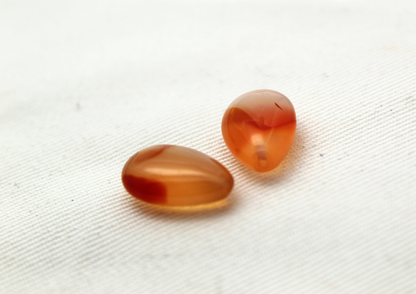 <tc>DEUX cornalines pierres facettées gouttes inversées 6 x 15 mm</tc>