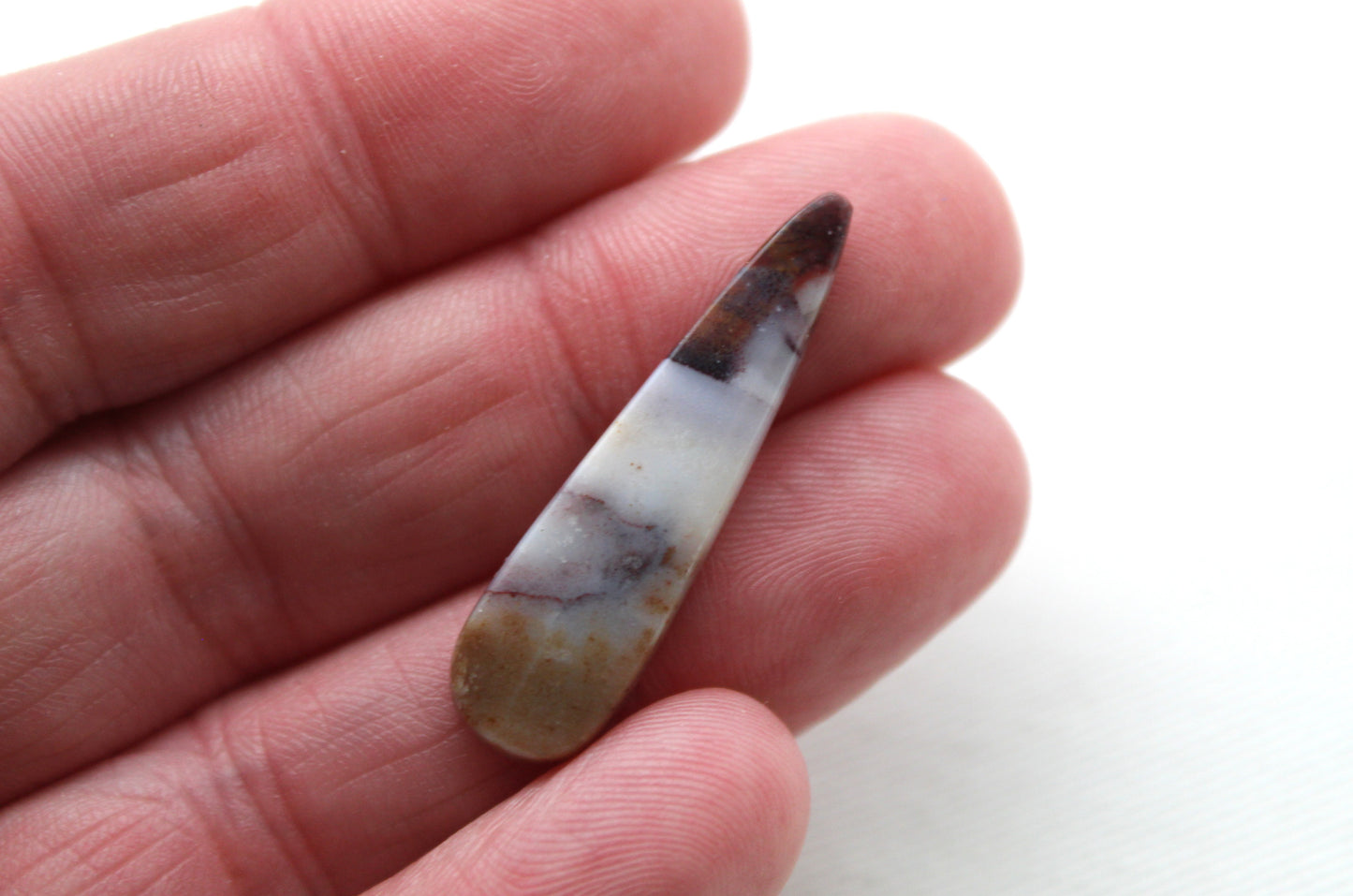 Un cabochon en bois de cuivre opalisé pierre gemme poire