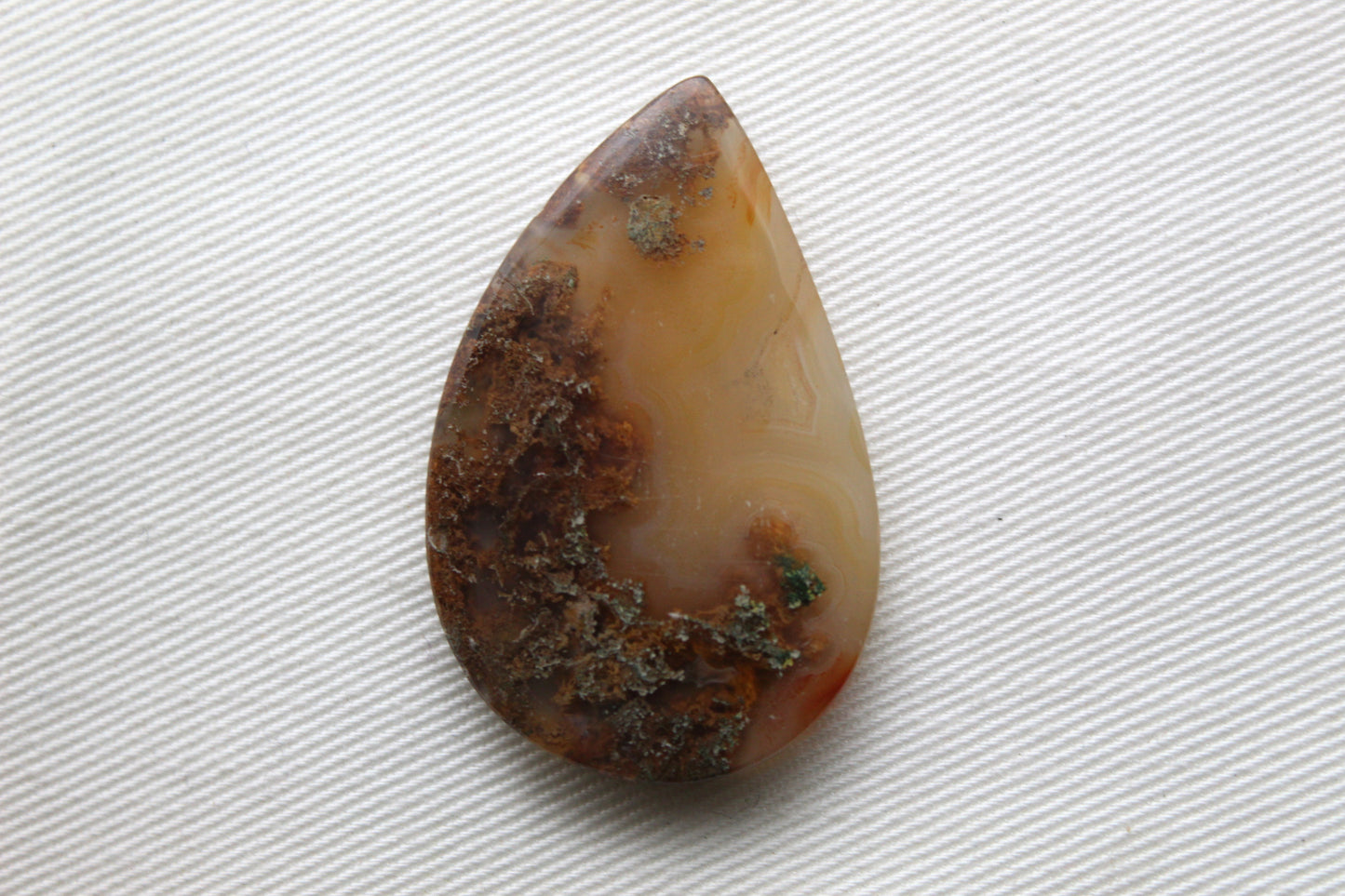 Pierre précieuse en forme de bouclier en forme de cabochon d'agate mousse verte