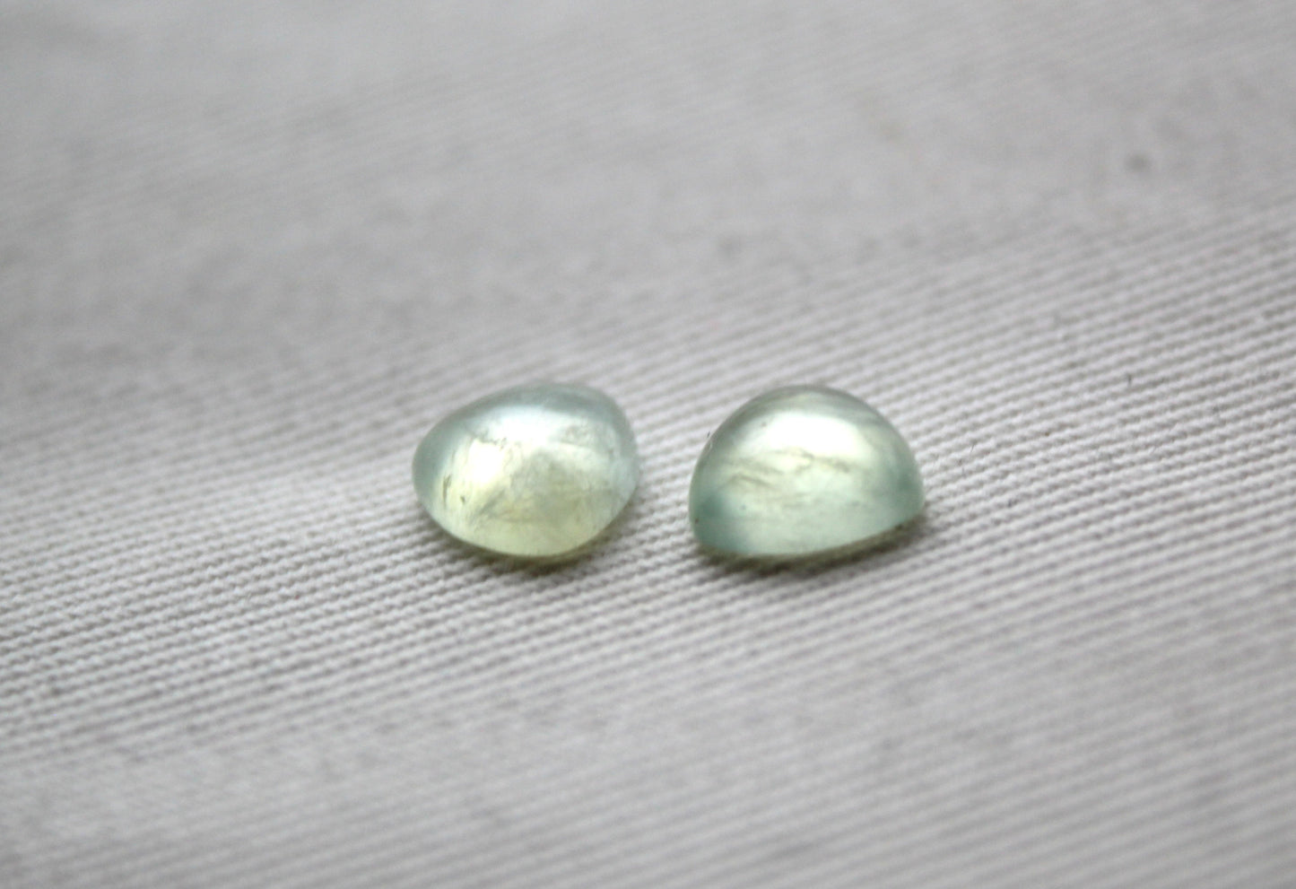 DEUX cabochons de prehnite Gemstones Ovale 8x10MM