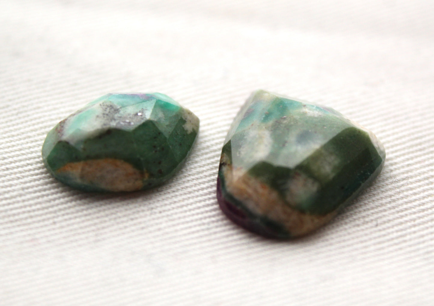 Rubis en coupe rose fuchsite Cabochon Gemstone vert rose