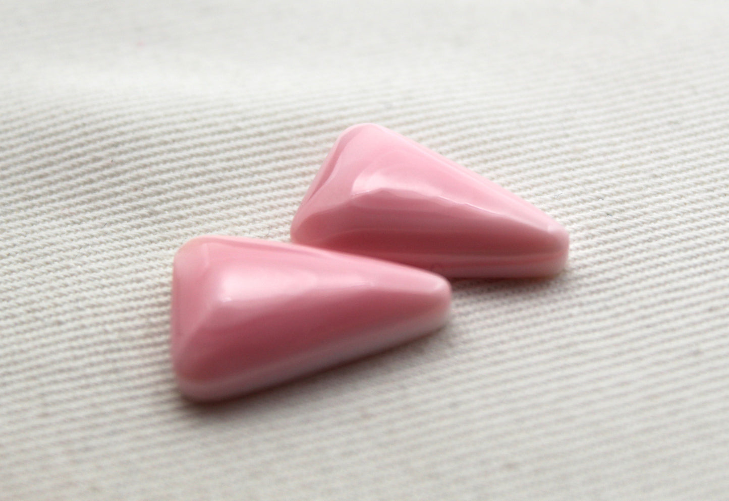 Pair Queen Conch Shell triangle Cabochon 18X12MM