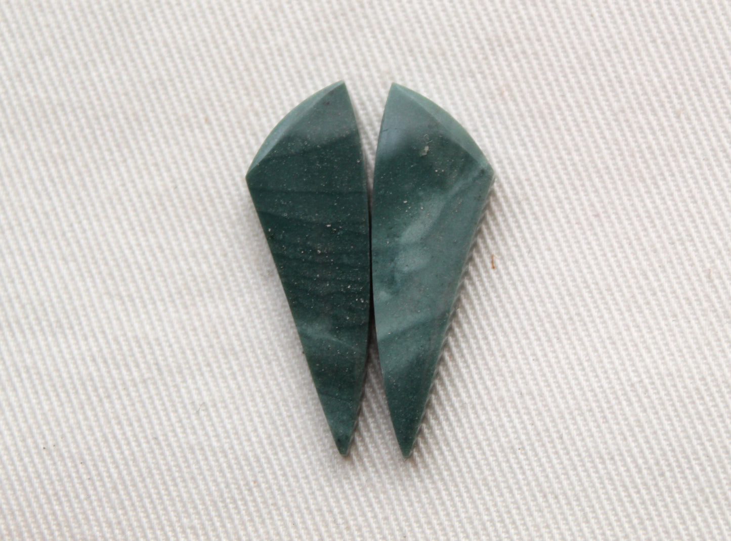 <tc>Paire de Cabochons en Jaspe Vert Impérial</tc>