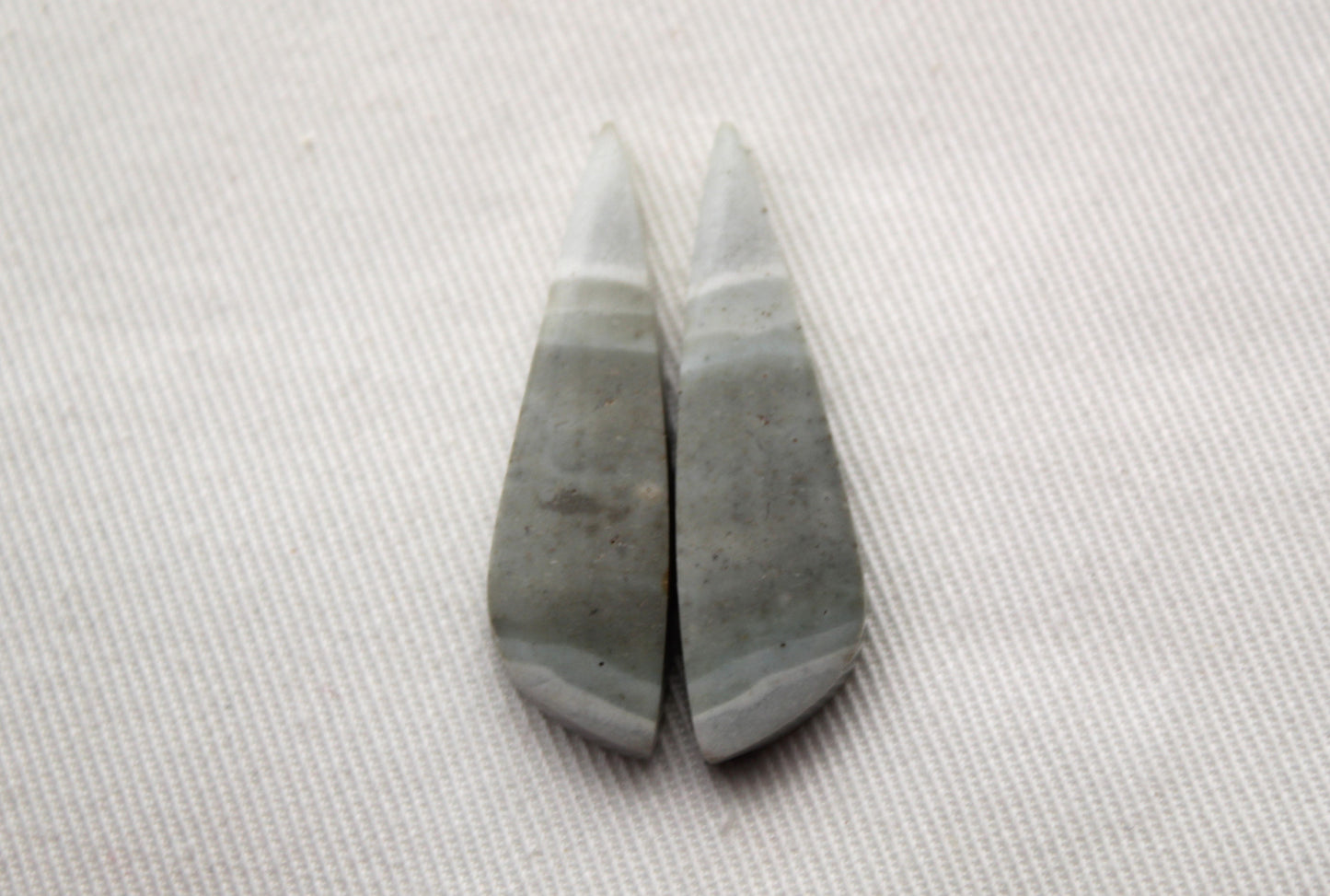 Petite Paire de cabochons en jaspe vert mousse