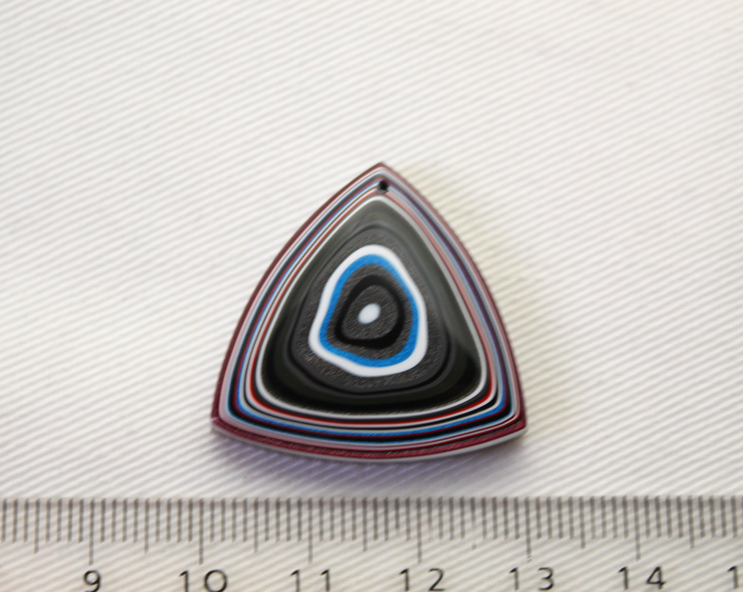 <tc>Cabochon de Fordite blanc rouge noir bleu trillion</tc>