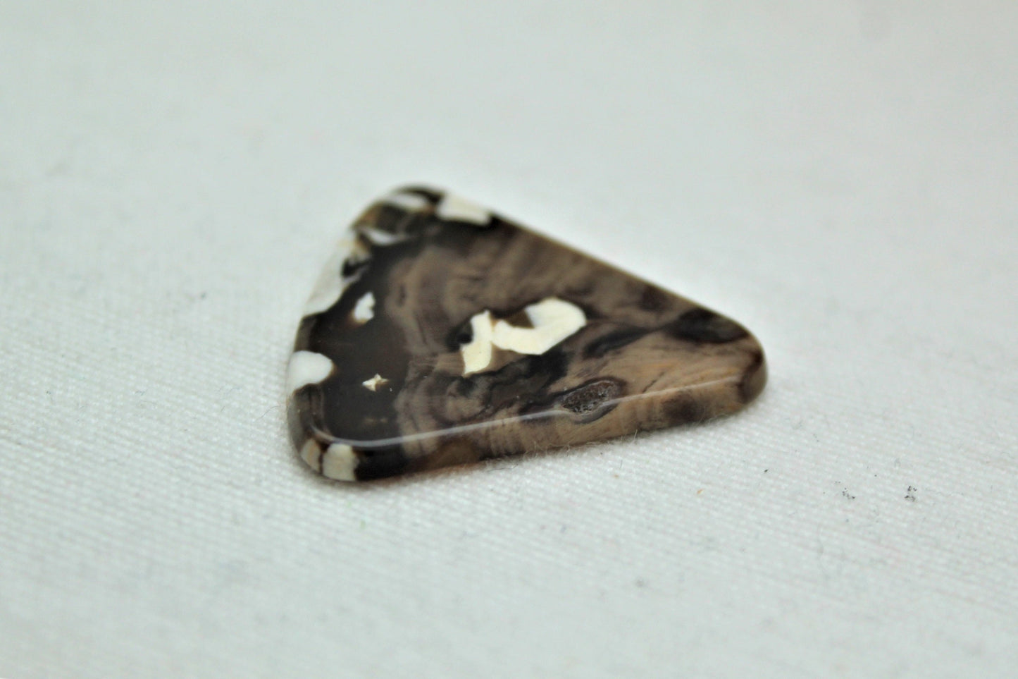 Grand cabochon en bois d'arachide forme libre de pierres précieuses