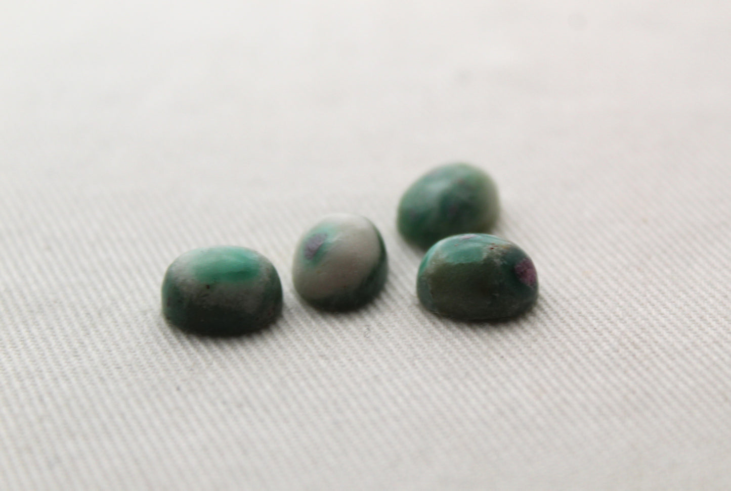 Lot de QUATRE cabochons de fuschite Pierres gemmes 8X10MM