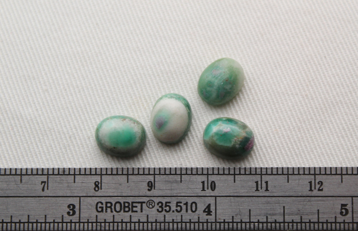 Lot de QUATRE cabochons de fuschite Pierres gemmes 8X10MM