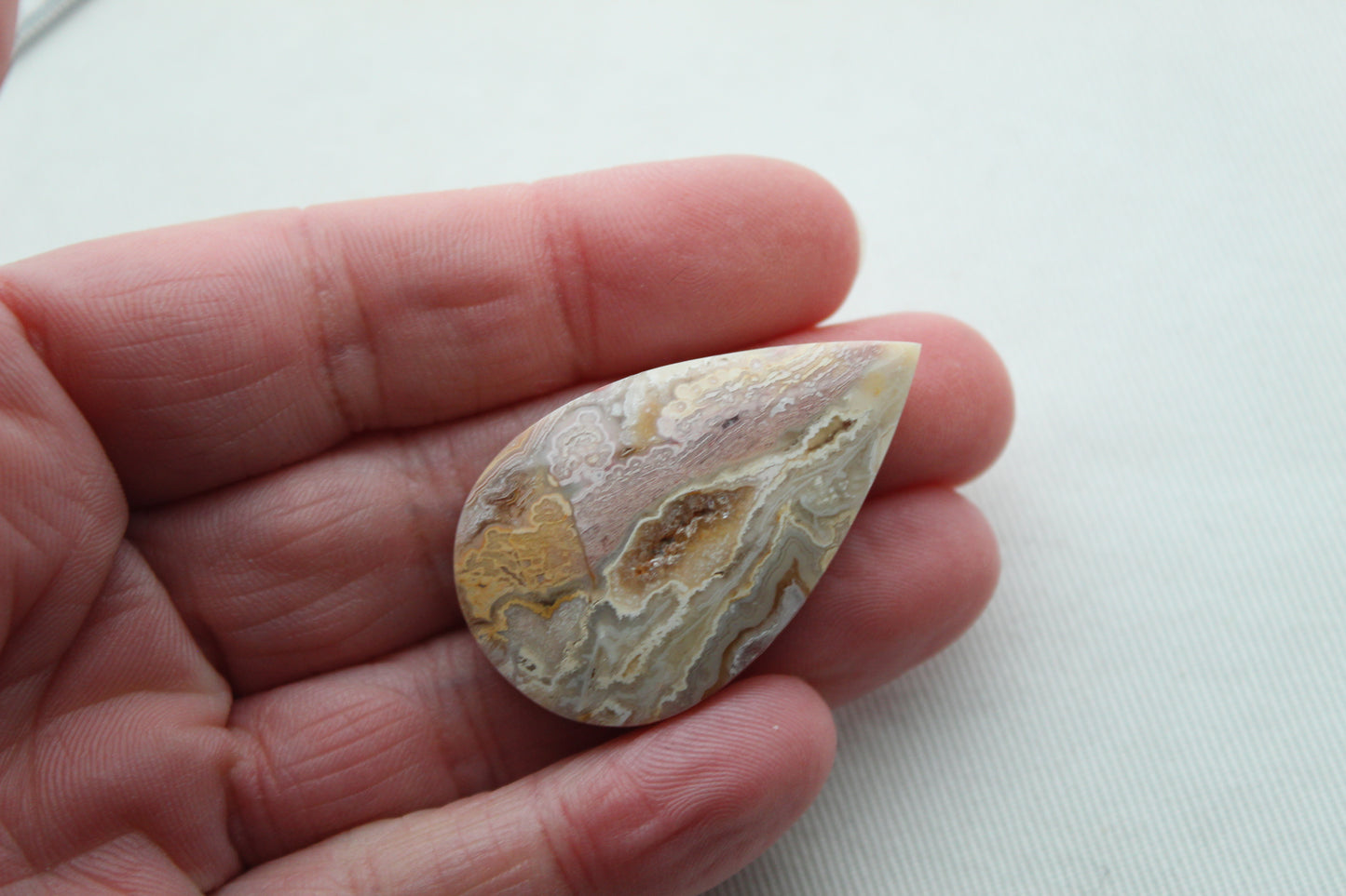 Grand Cabochon Crazy Lace Agate Gemstone poire avec druzy