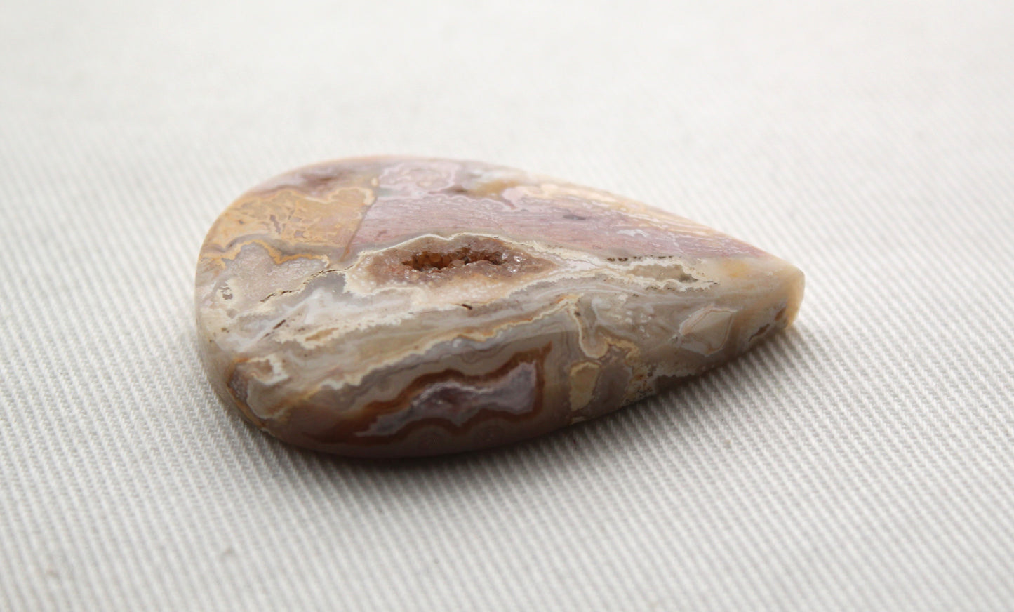 Grand Cabochon Crazy Lace Agate Gemstone poire avec druzy