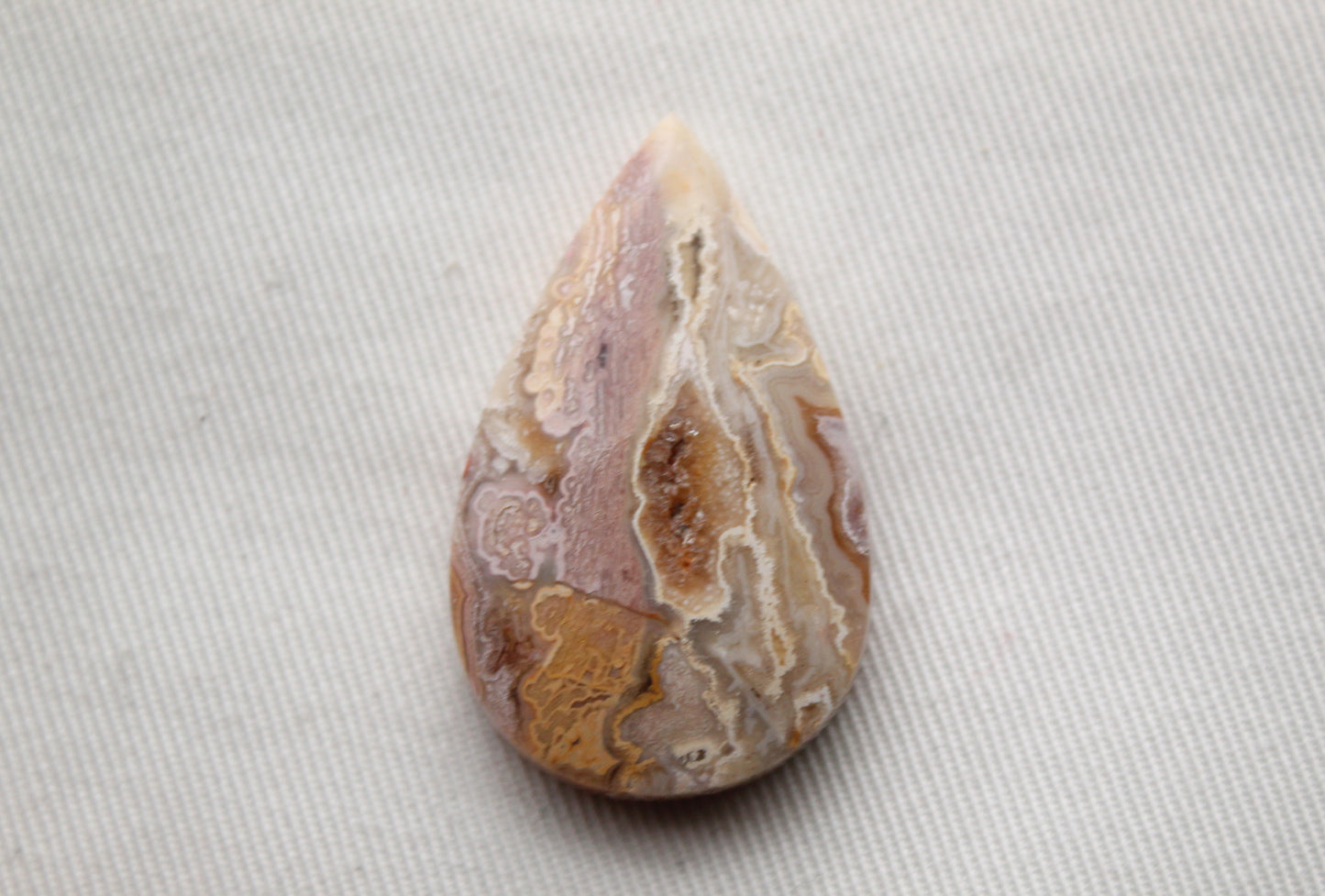 Grand Cabochon Crazy Lace Agate Gemstone poire avec druzy