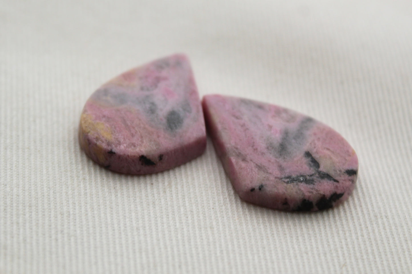 Paire de Cabochons Freeform Rhodonite Gemstone rose noir