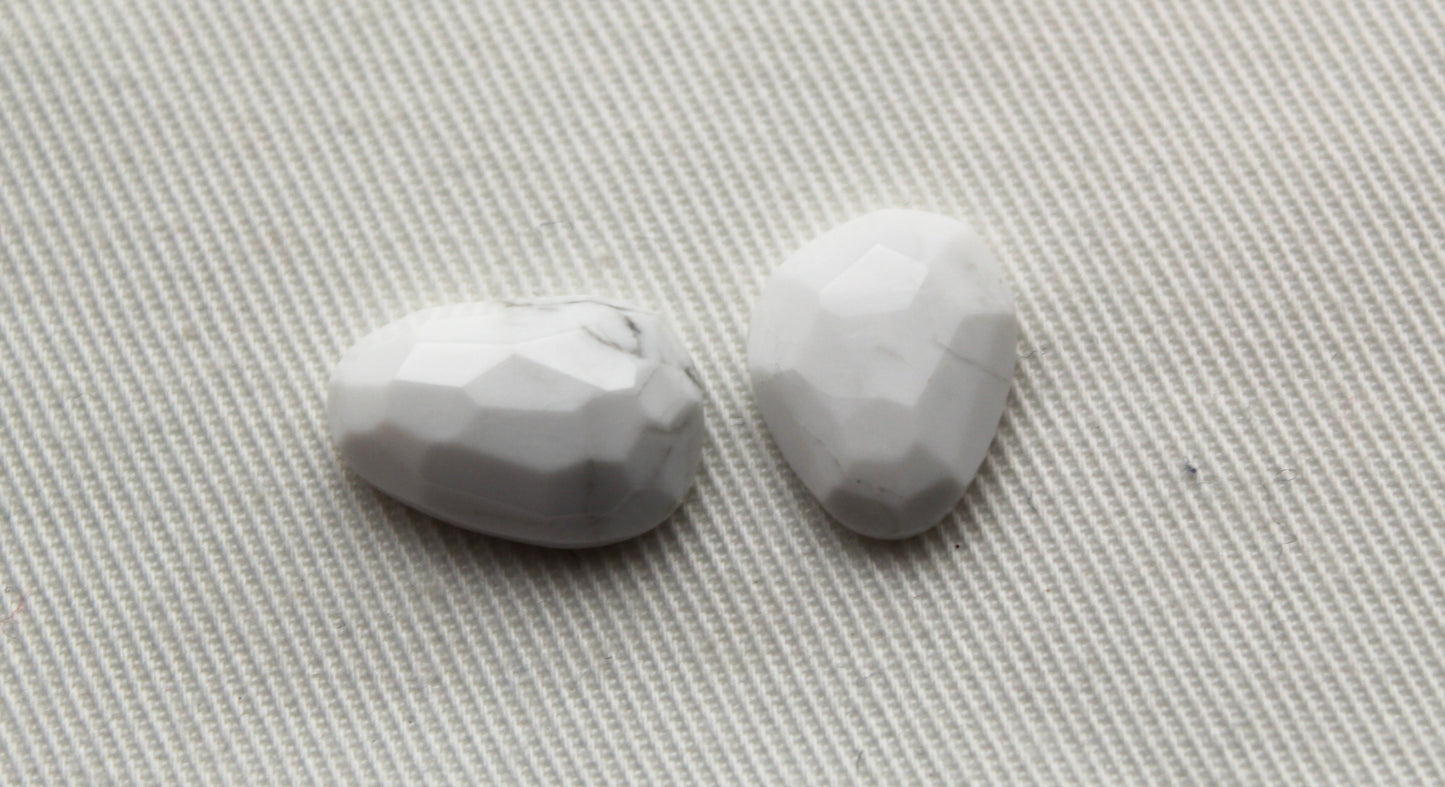 Deux petits cabochons d'howlite Pierre gemme de forme libre taillée en rose blanche