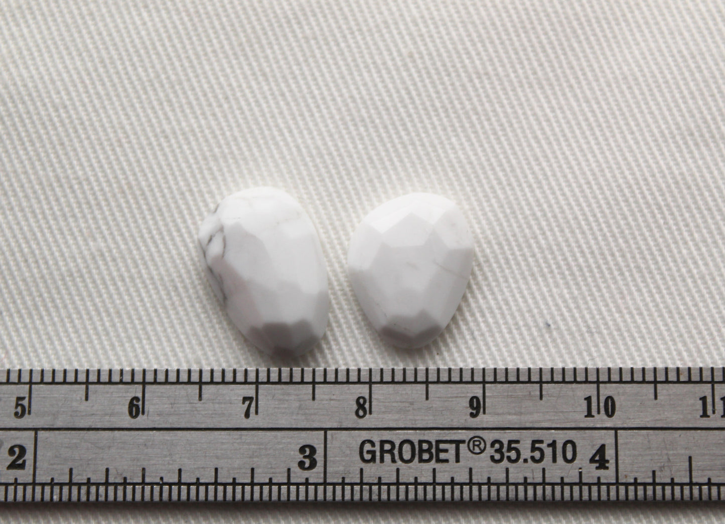 Deux petits cabochons d'howlite Pierre gemme de forme libre taillée en rose blanche