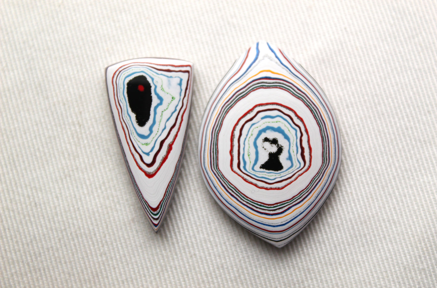 Fordite Cabochon triangle Paire blanc rose noir