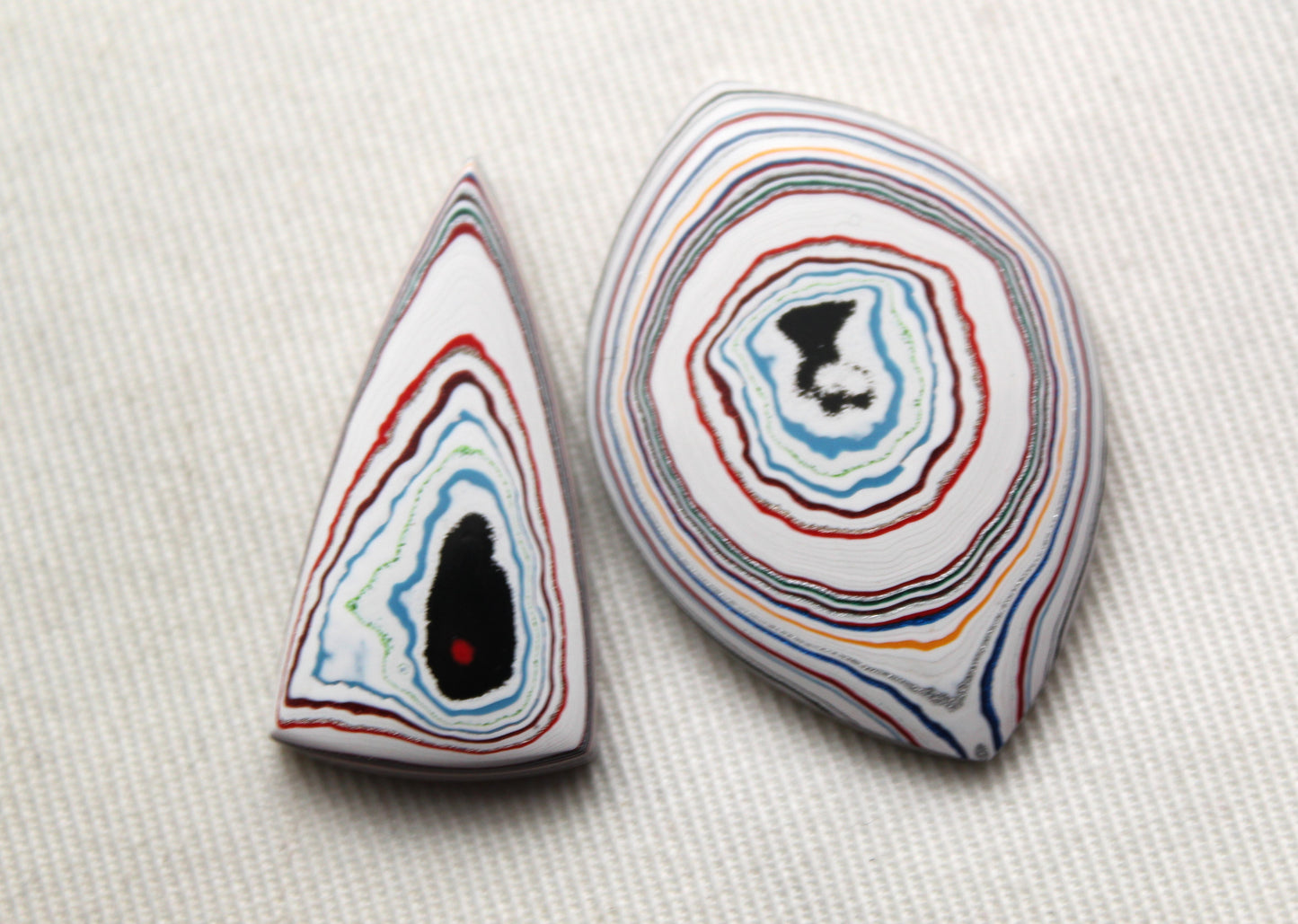 Fordite Cabochon triangle Paire blanc rose noir