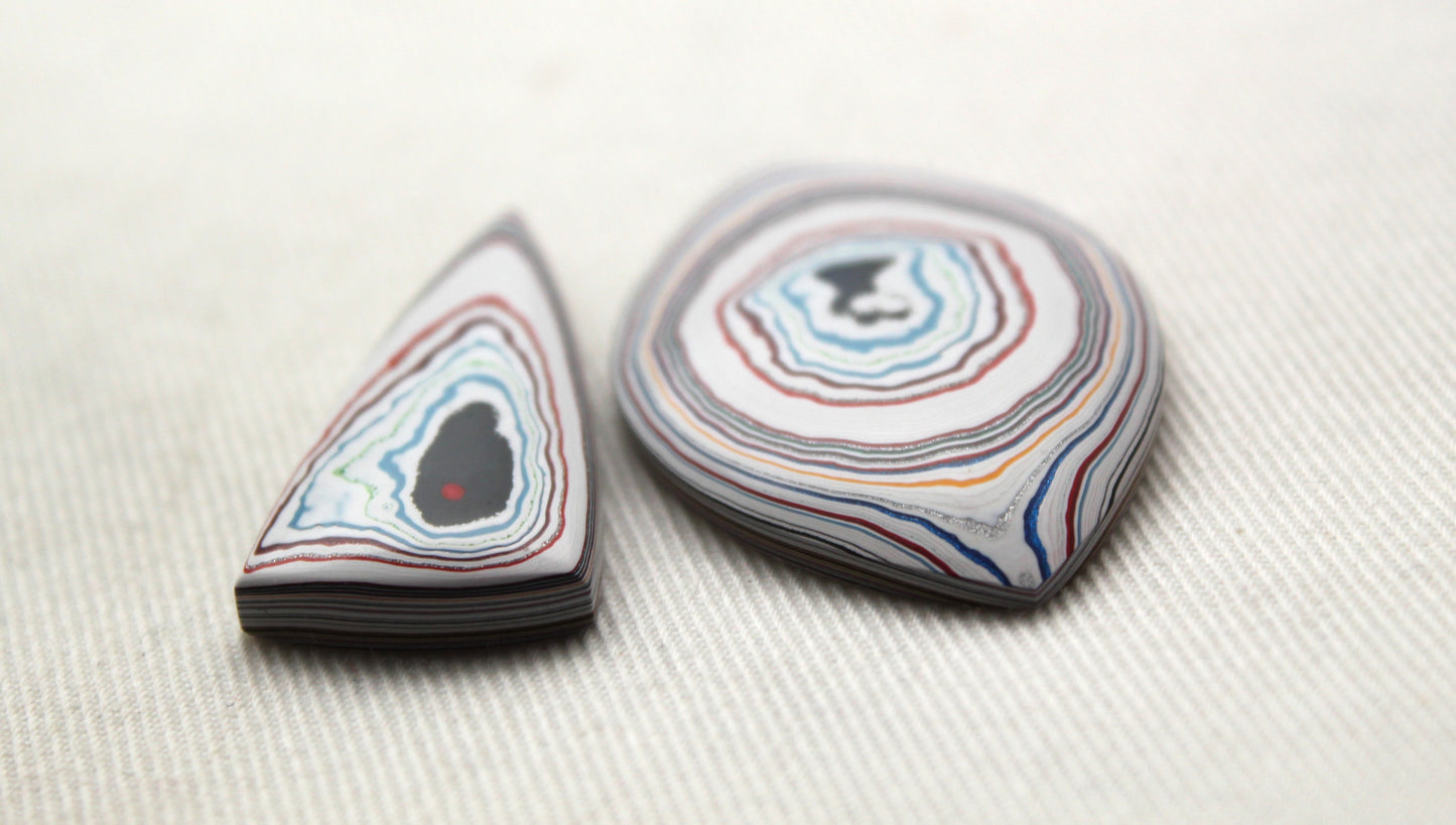 Fordite Cabochon triangle Paire blanc rose noir