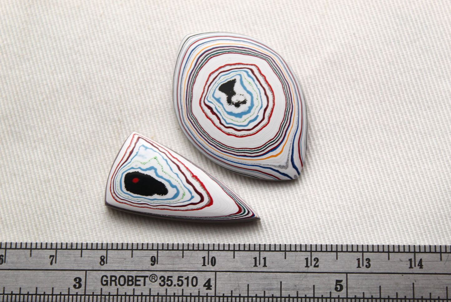 Fordite Cabochon triangle Paire blanc rose noir