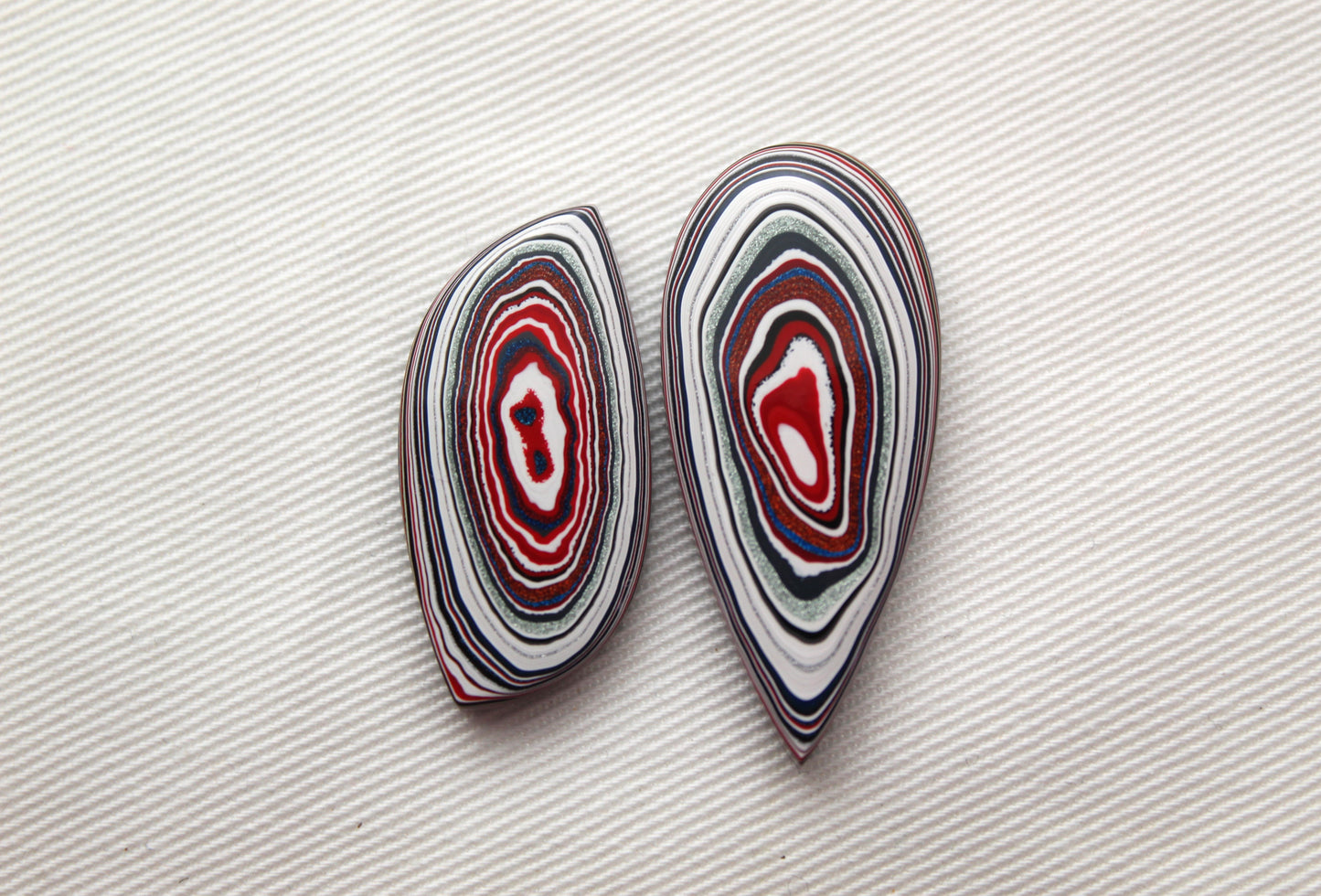 Fordite Cabochon triangle Paire blanc rose noir