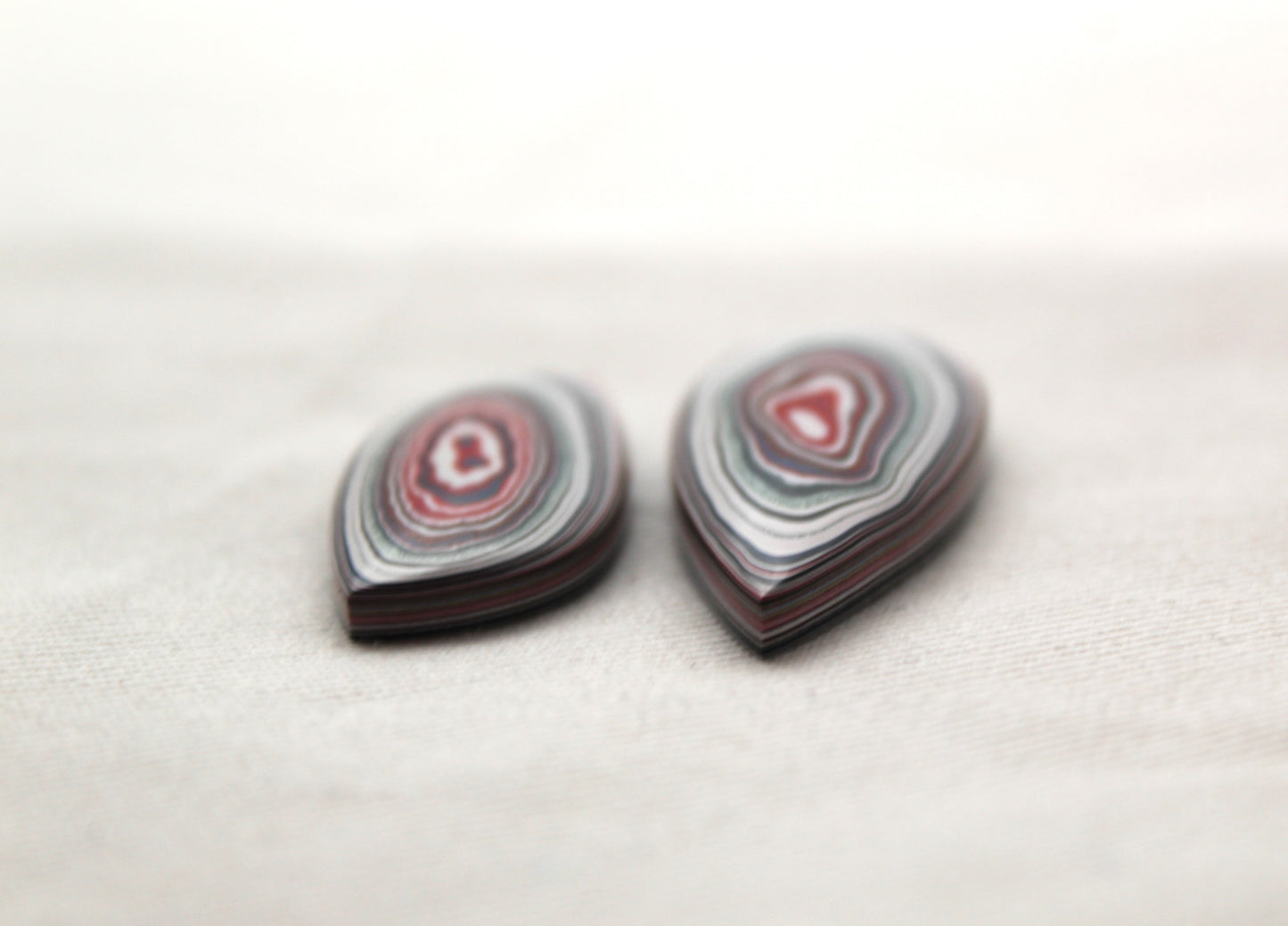 Fordite Cabochon triangle Paire blanc rose noir