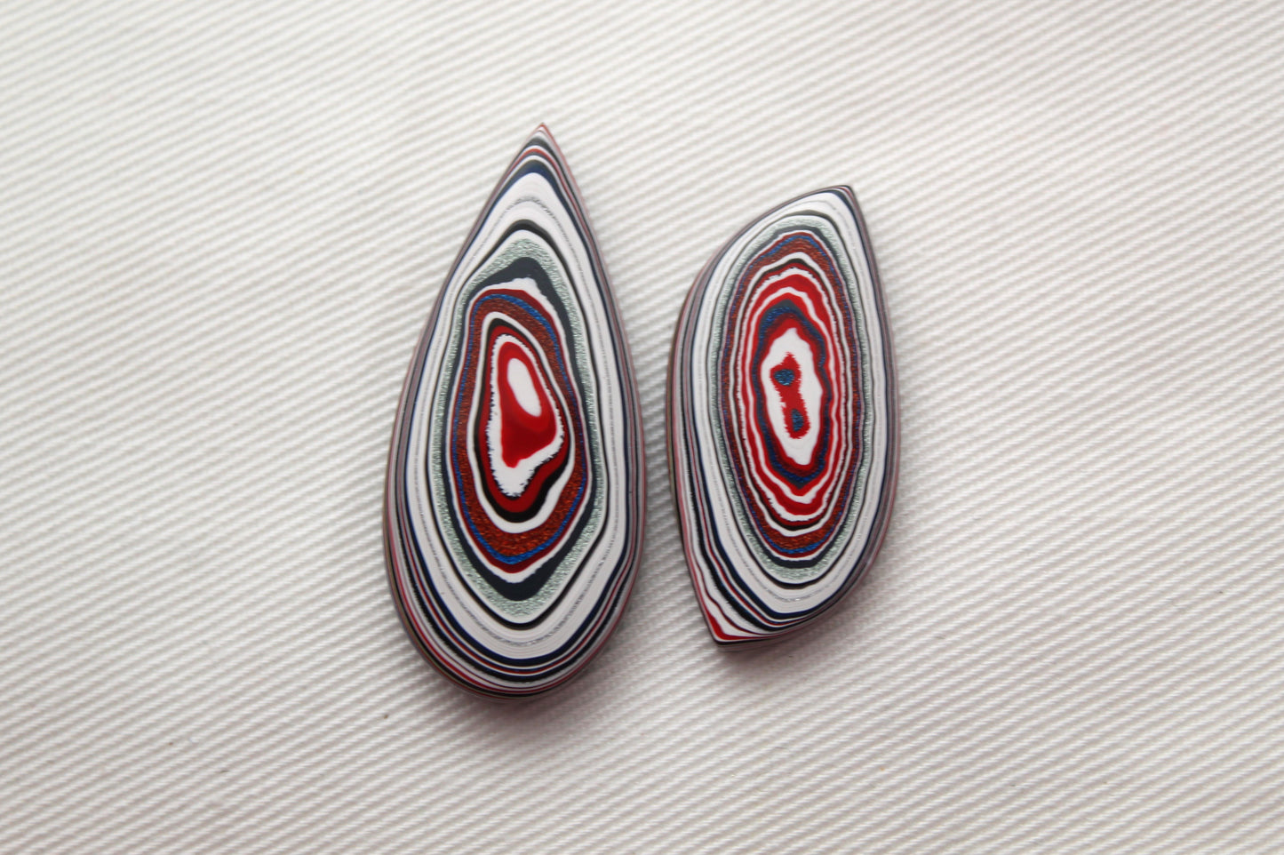 Fordite Cabochon triangle Paire blanc rose noir