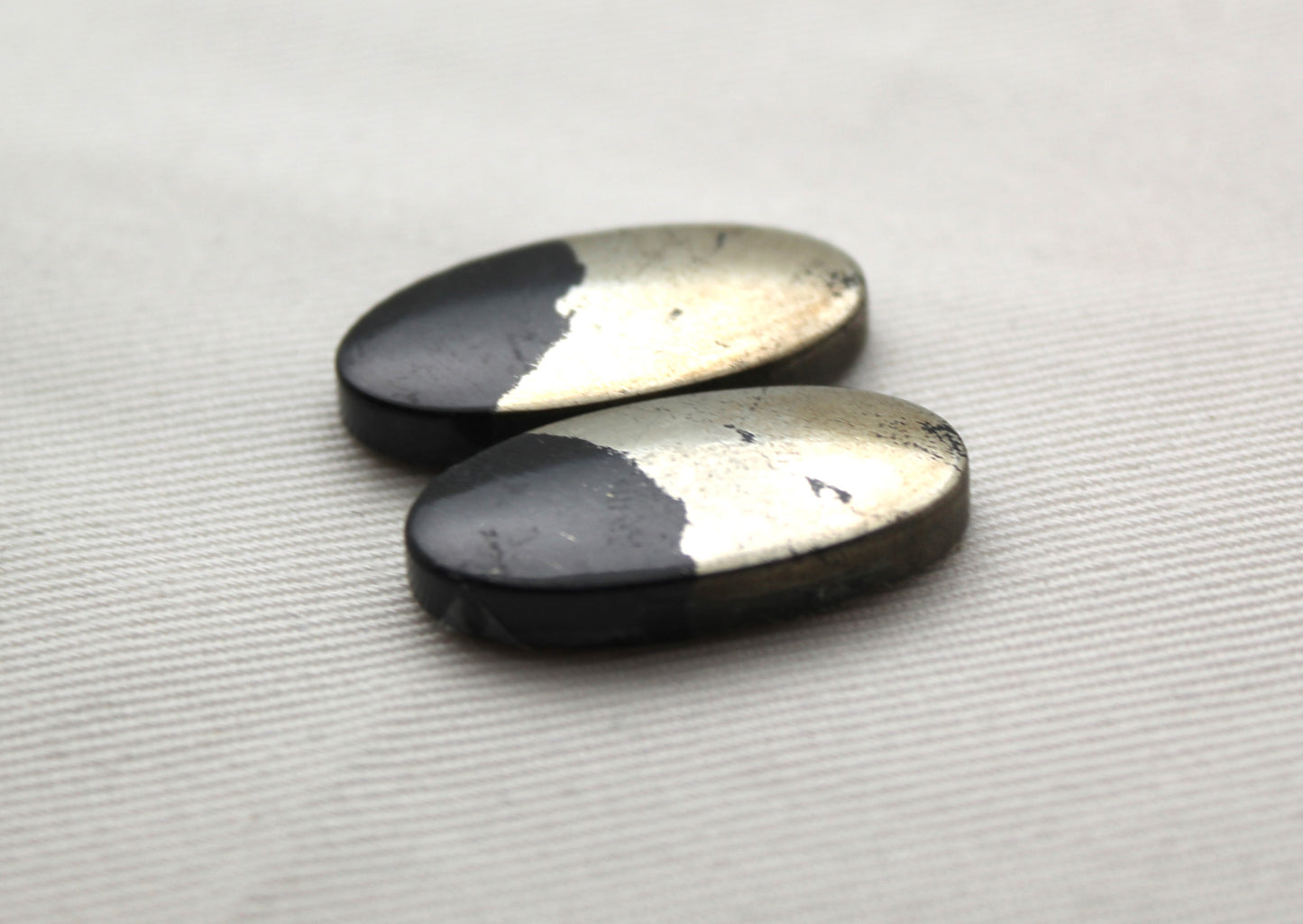 Apache Gold Cabochons Oval black golden