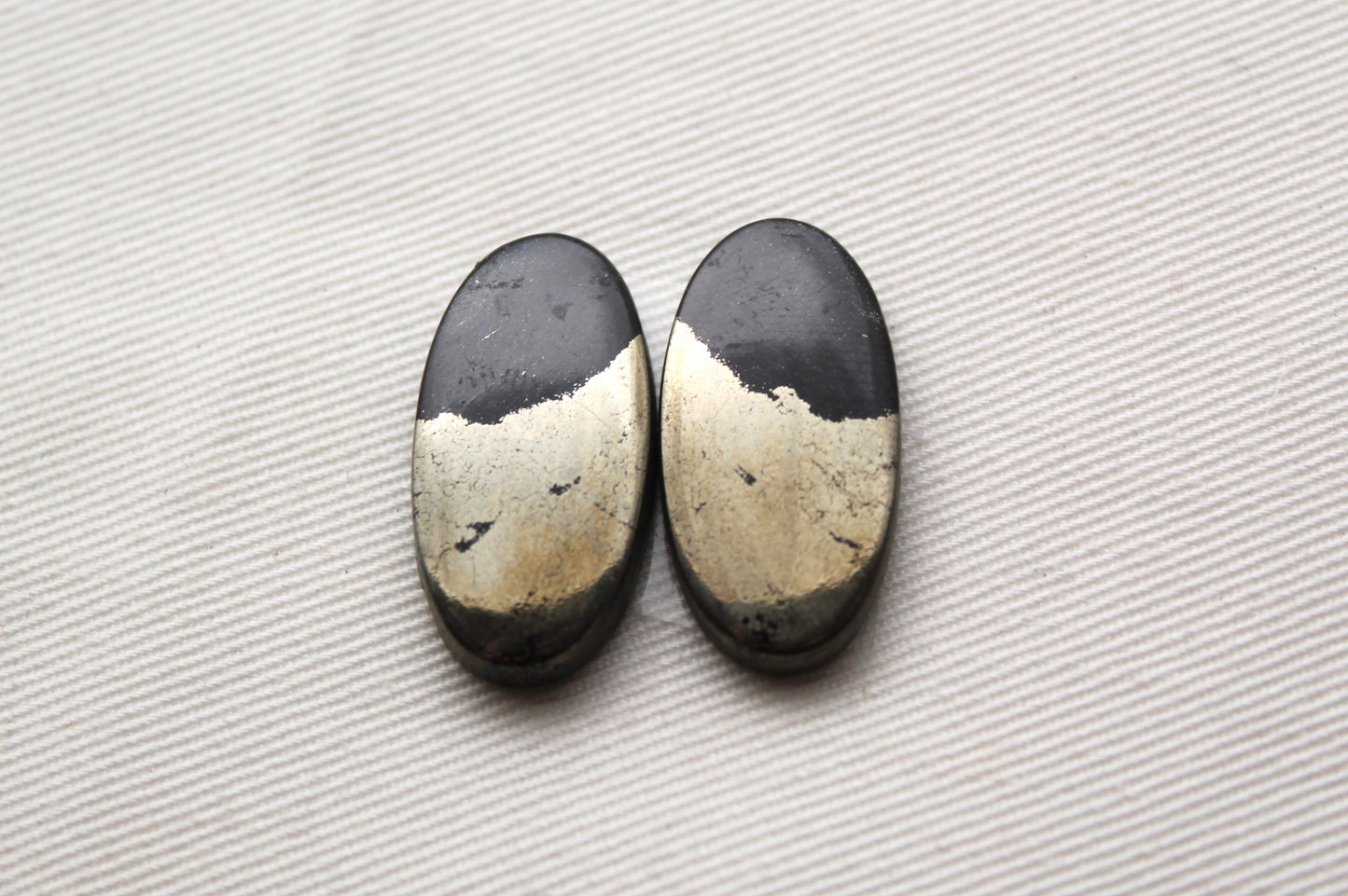 Apache Gold Cabochons Oval black golden