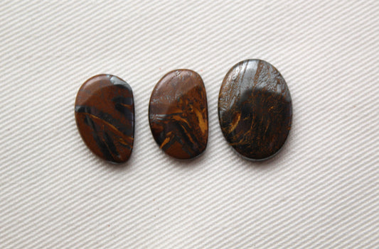 Lot de trois petits cabochons d'Oeil de Tigre Hématite forme libre