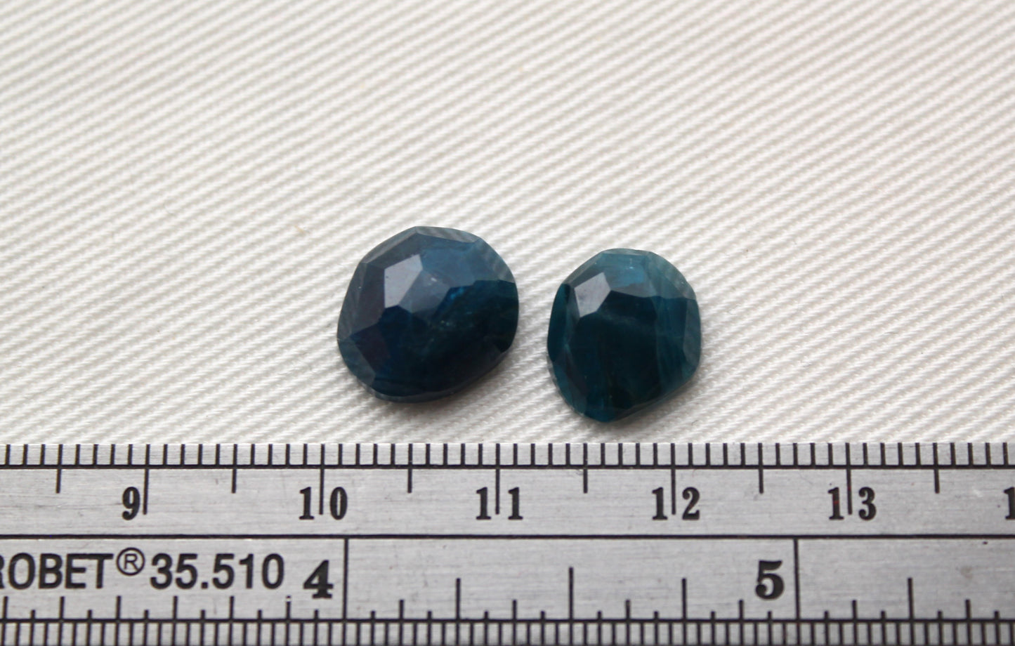 DEUX cabochons d'apatite gemme bleue forme libre