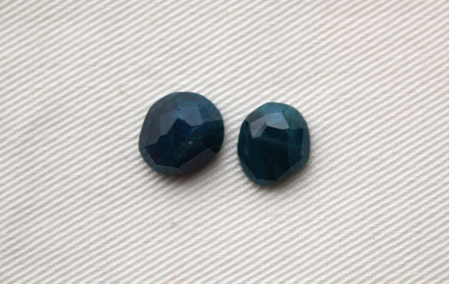 DEUX cabochons d'apatite gemme bleue forme libre