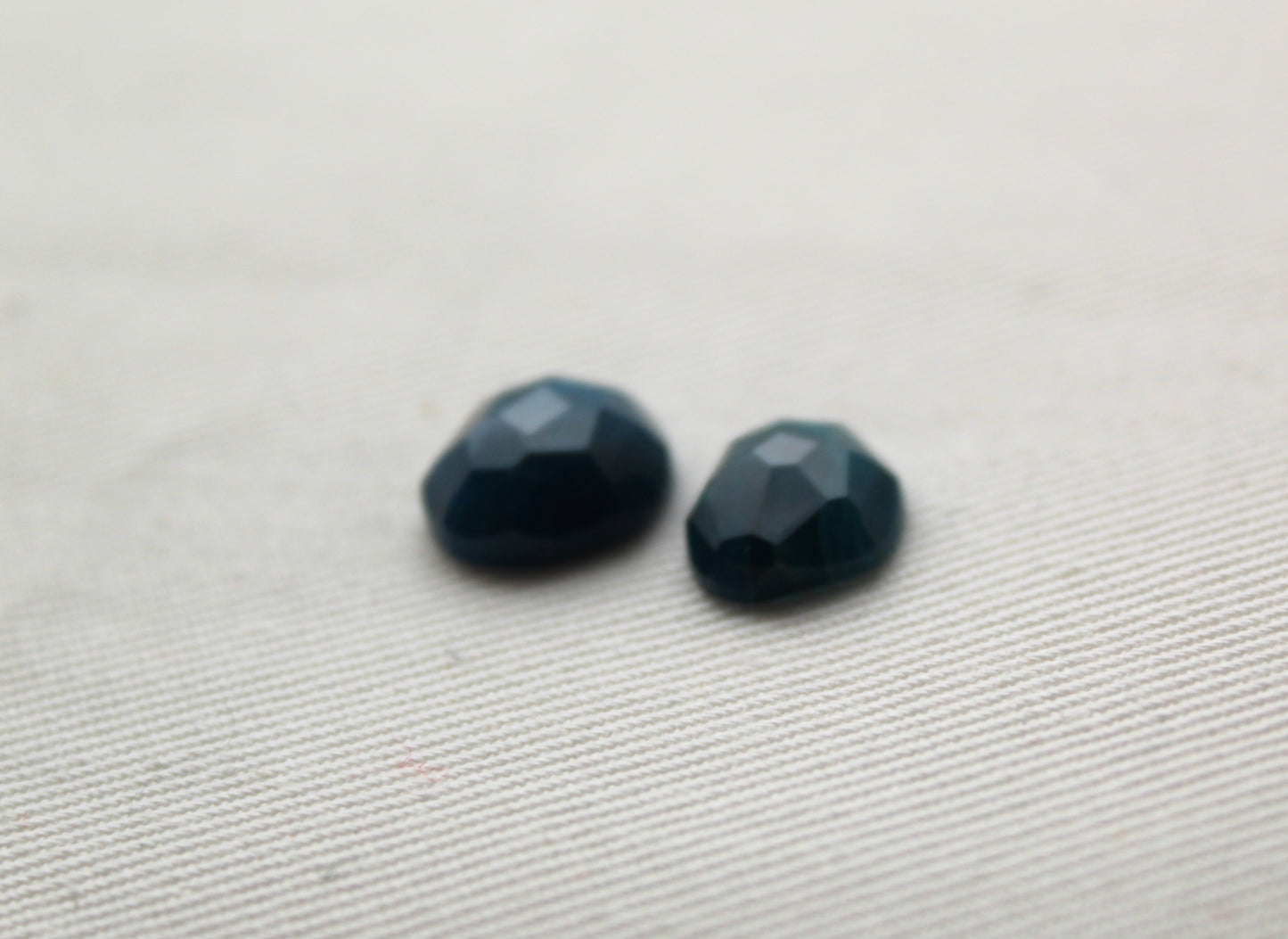 DEUX cabochons d'apatite gemme bleue forme libre