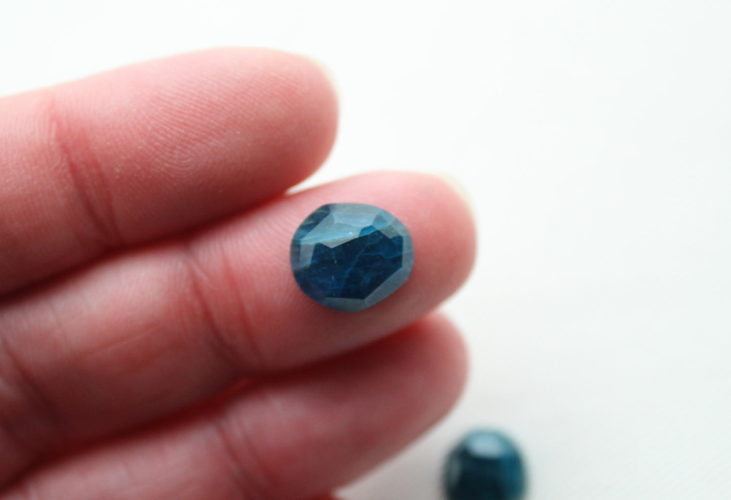 DEUX cabochons d'apatite gemme bleue forme libre