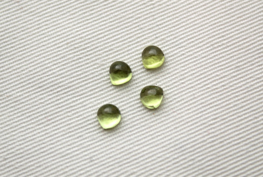 Lot de QUATRE coeurs Peridot 5 MM Cabochons naturel
