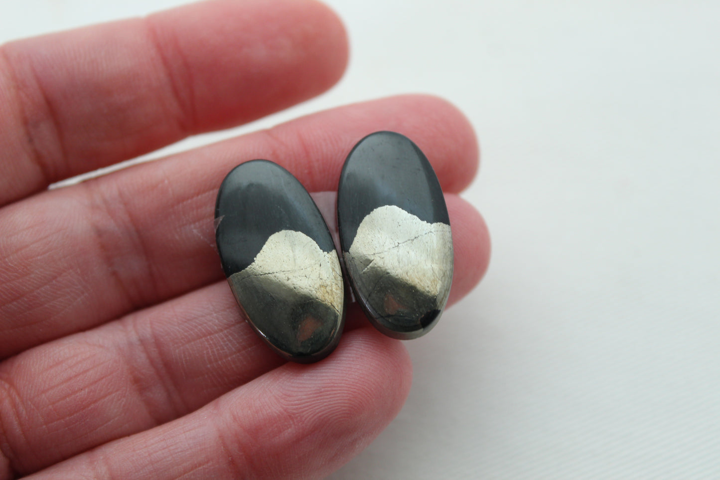 Apache Gold Cabochons Oval black golden