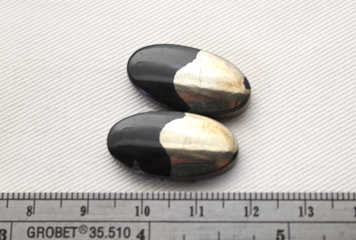 Apache Gold Cabochons Oval black golden