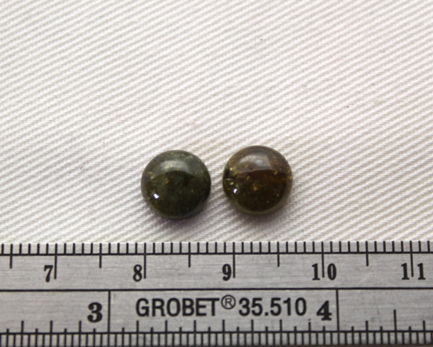 QUATRE cabochons grenat vert ronds 8MM