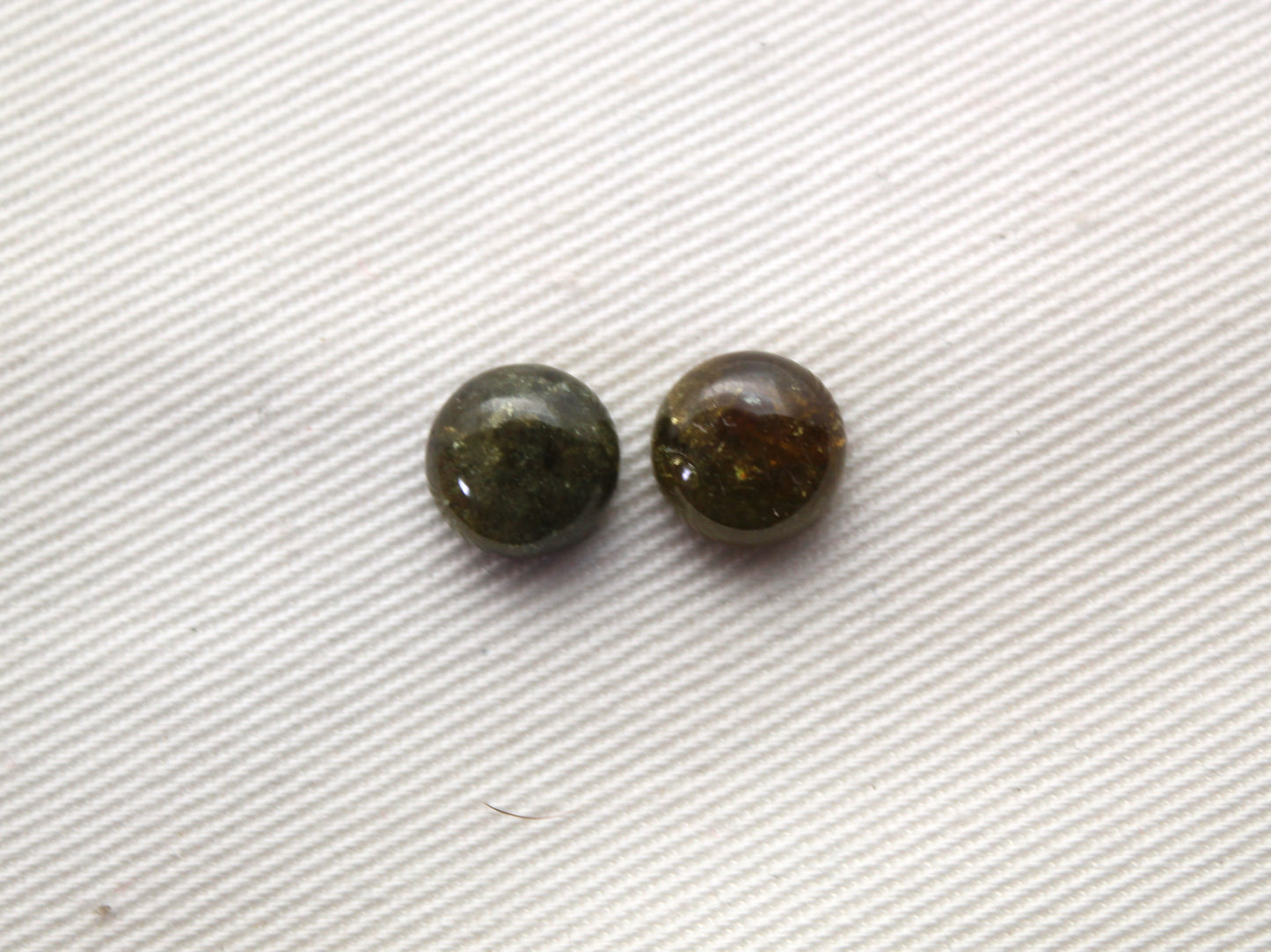 QUATRE cabochons grenat vert ronds 8MM