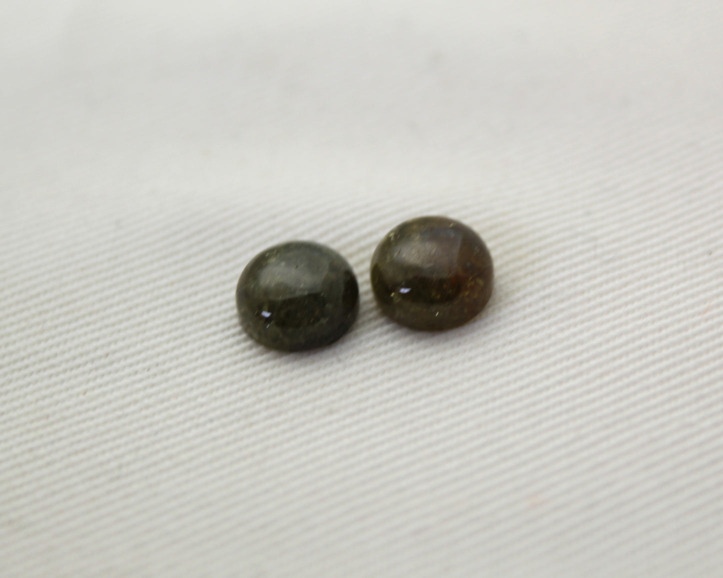 QUATRE cabochons grenat vert ronds 8MM