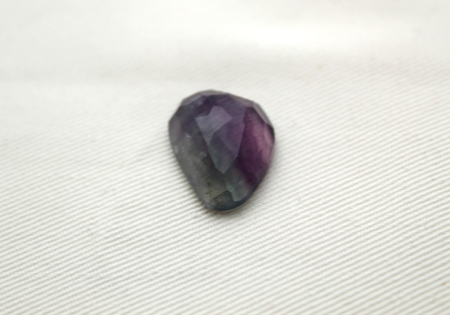 Rosecut Fluorite Cabochon Freeform Violet gemme