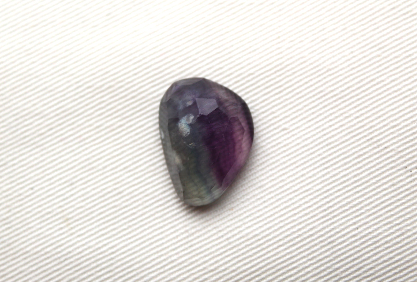 Rosecut Fluorite Cabochon Freeform Violet gemme