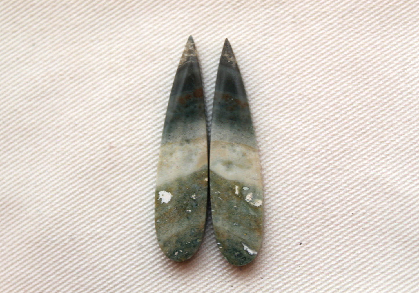 <tc>Paire de cabochons de Jaspe vert Indonésien naturelle</tc>