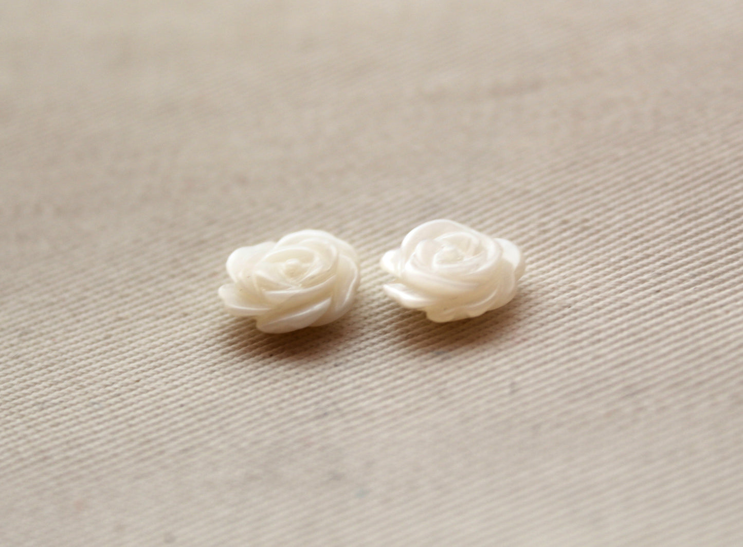 Two Mother of Pearl cabochons Gemstone FLOWER 10MM white