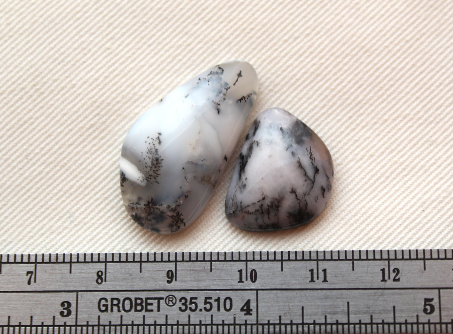 DEUX petites pierres précieuses cabochons d'agate dendritique