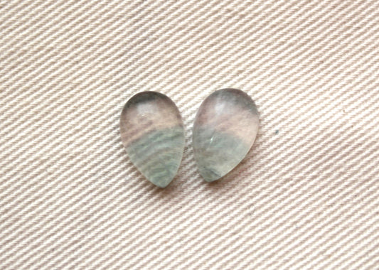 Lot de DEUX Cabochons en Fluorite poire 8x12 MM