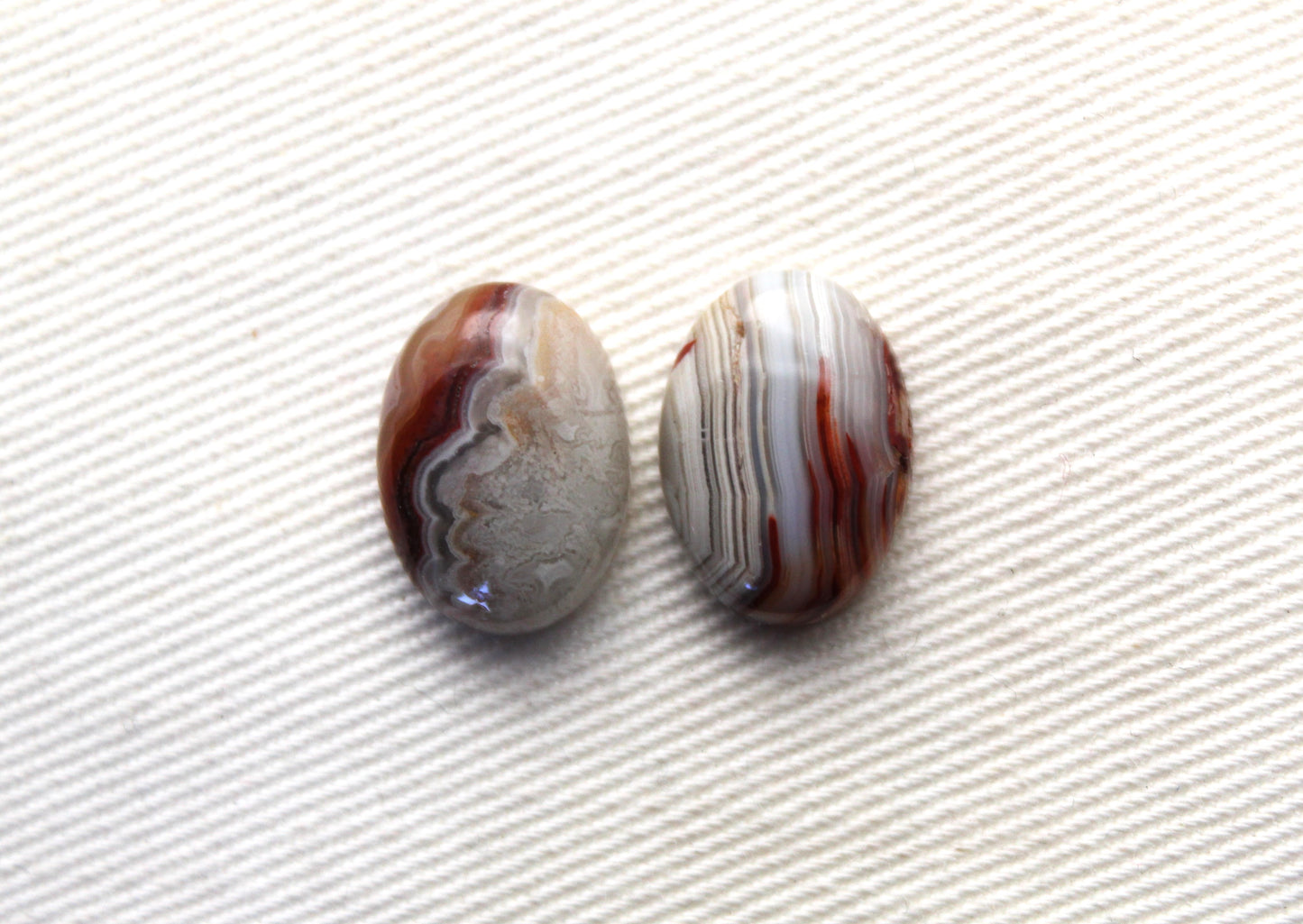 TWO Crazy Lace Agate Cabochons Gemstones ovale 10X14MM