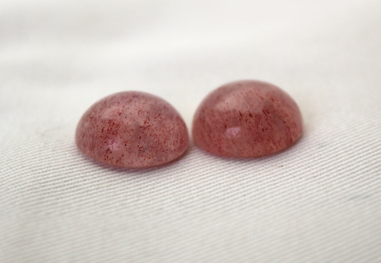 Deux pierres rondes de cabochon de quartz de fraise 15MM