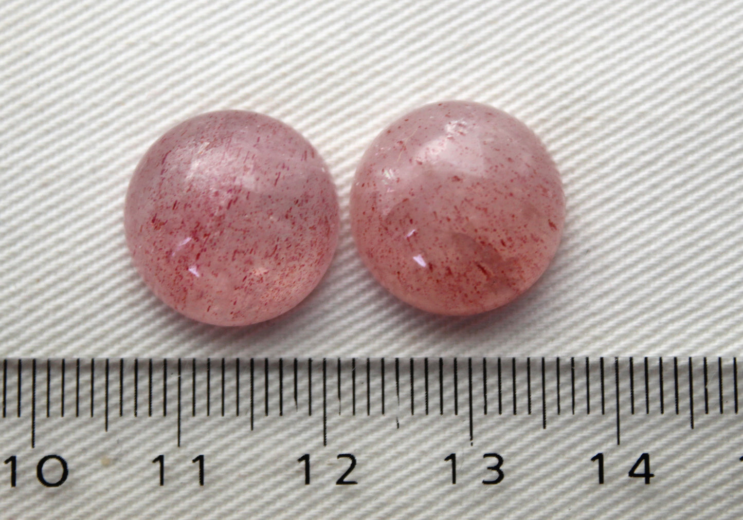 Deux pierres rondes de cabochon de quartz de fraise 15MM