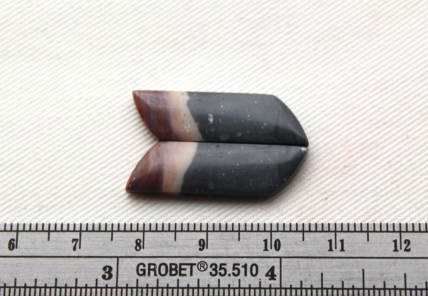 Belle paire assortie de cabochons en jaspe polychrome indonésien en forme de larme